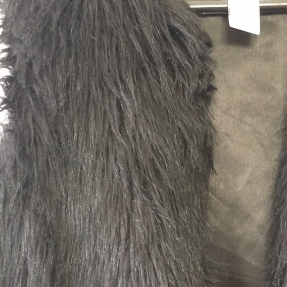 Live a Little- Ladies faux fur vest large - Picture 8 of 8